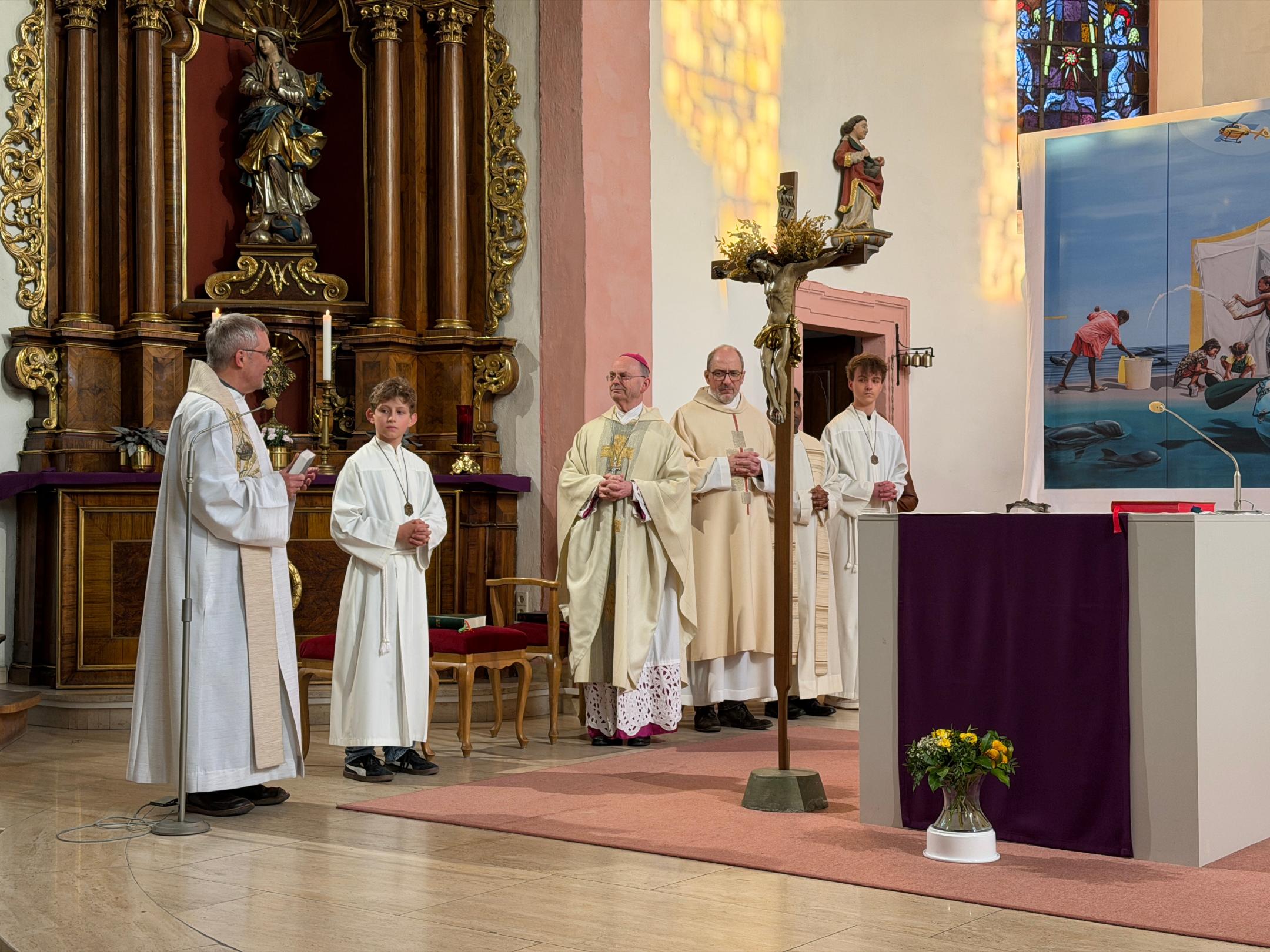 Dekan Lutz Schultz begrüßt Weihbischof Robert Brahm