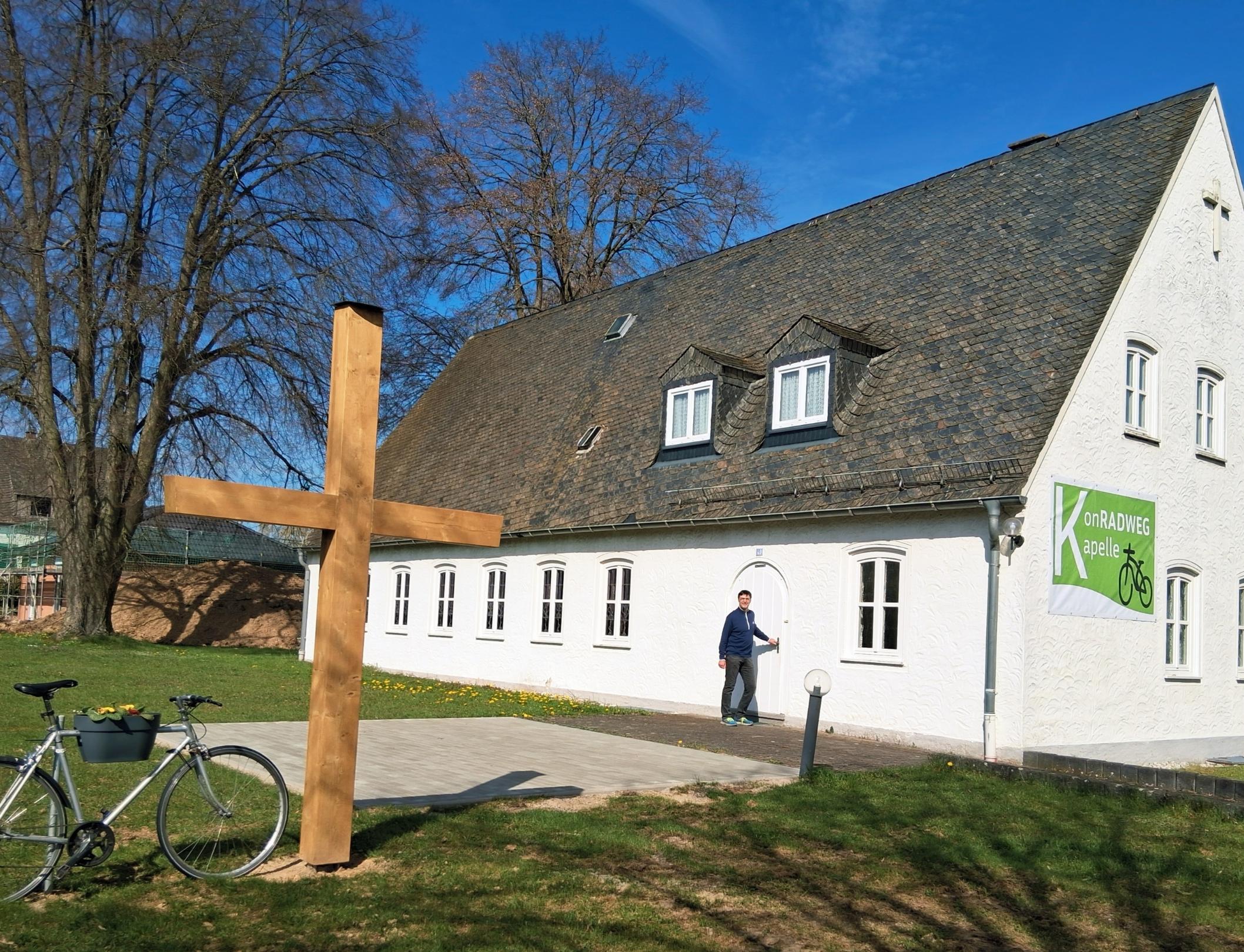 Diakon Franz Jahn vor dem Eingang der KonRADWEG-Kirche