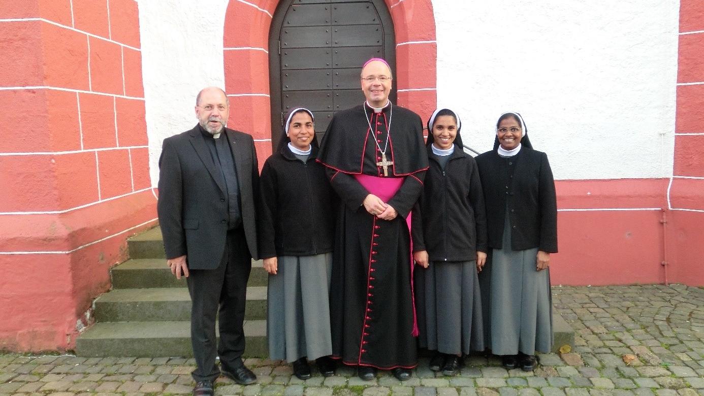 Gründung September 2015, v.l.n.r.:  Pfarrer Ludwig Krag, Schwester Rinett, Bischof Dr. Stephan Ackermann, Schwestern Tess Maria und Elsa
