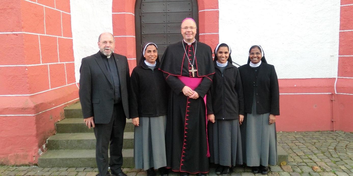 Gründung September 2015, v.l.n.r.: Pfarrer Ludwig Krag, Schwester Rinett, Bischof Dr. Stephan Ackermann, Schwestern Tess Maria und Elsa