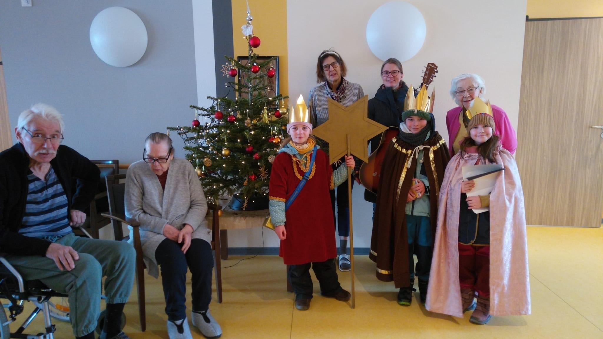 Sternsinger besuchen das Seniorenheim in Kirchberg