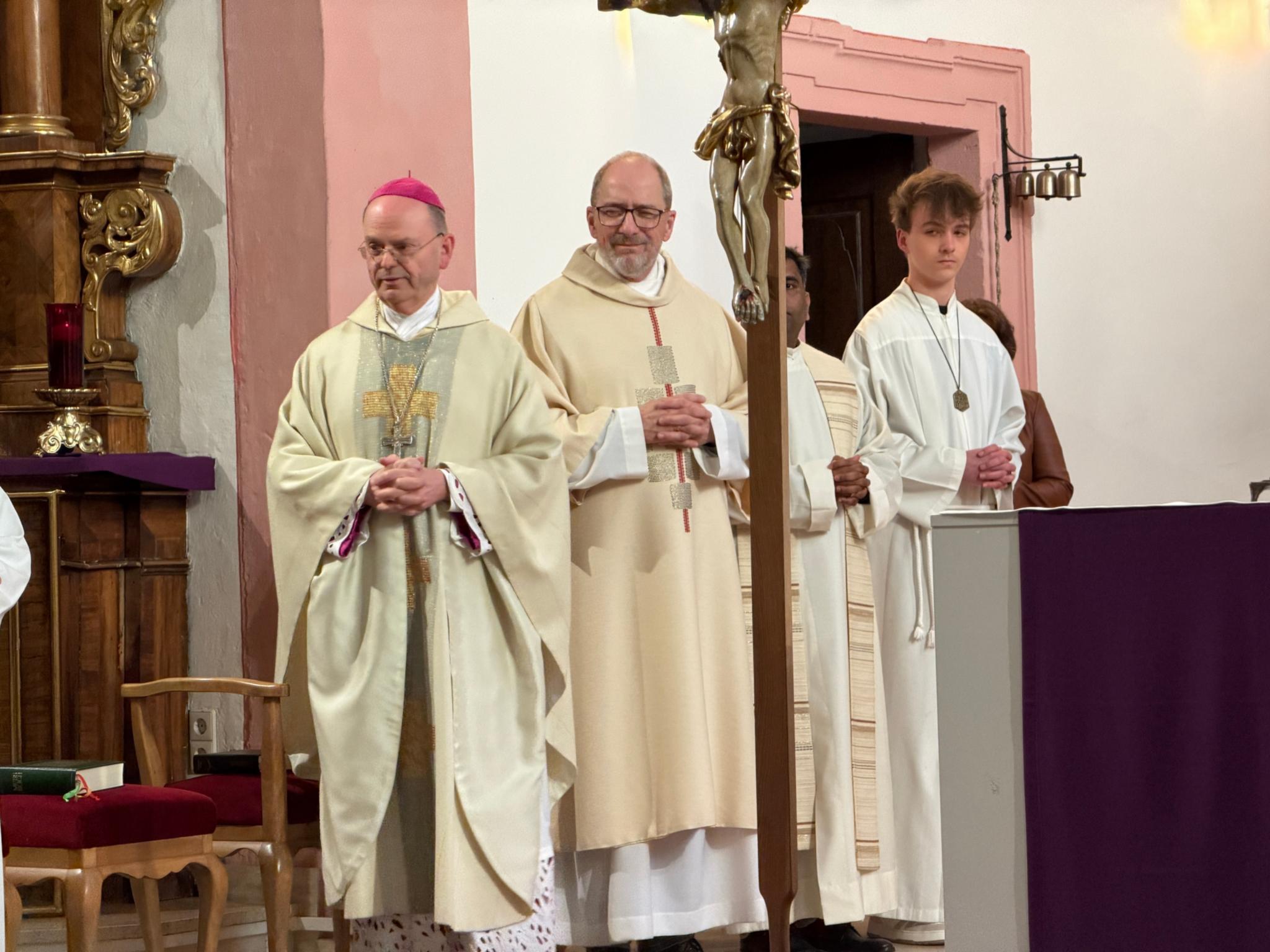 Weihbischof Brahm neben Diakon Harald Braun