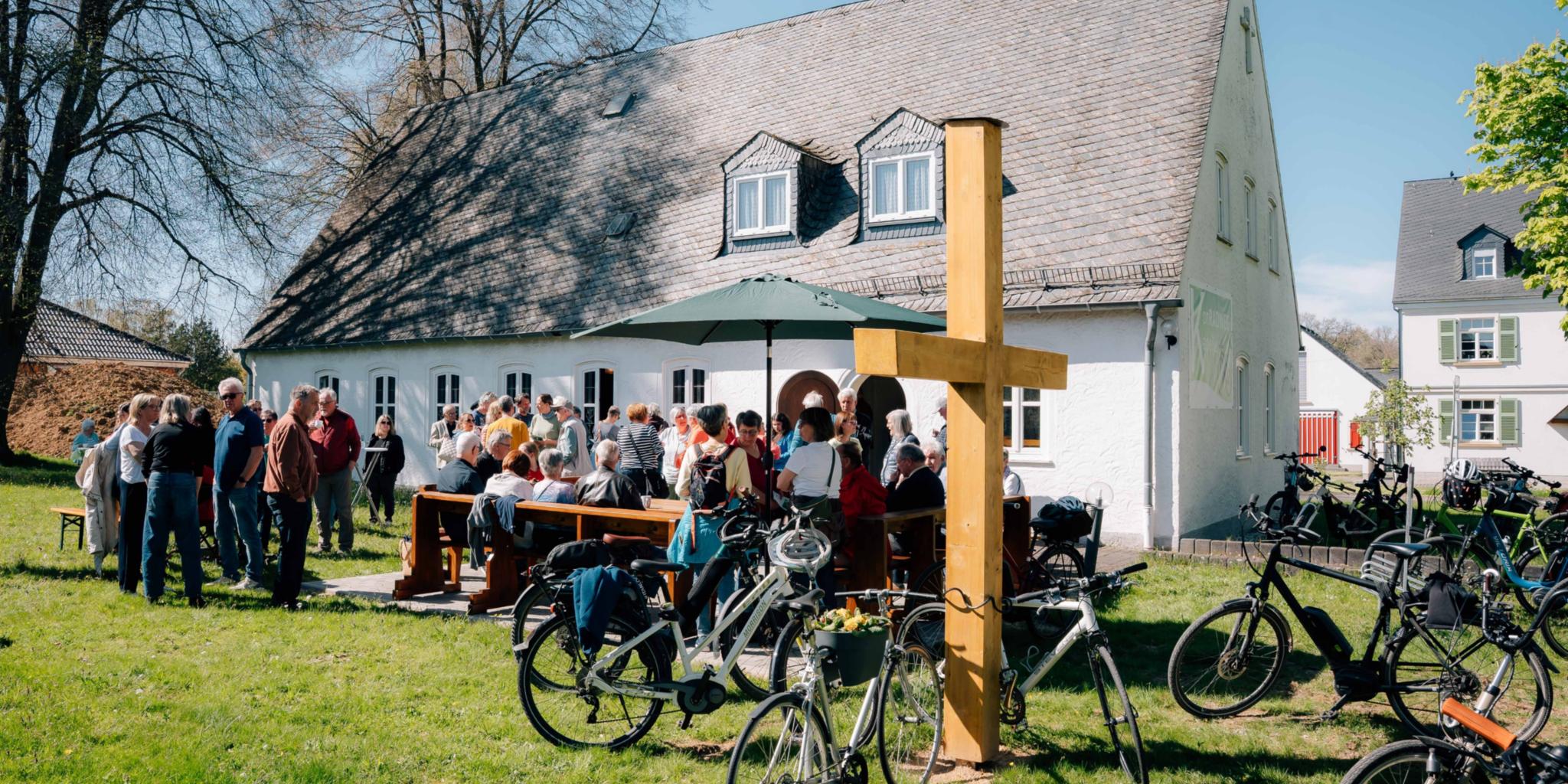 Zahlreiche Besucher geniesen die neue Sitzgelegenheit im Außengelände der KonRADWEG-Kirche