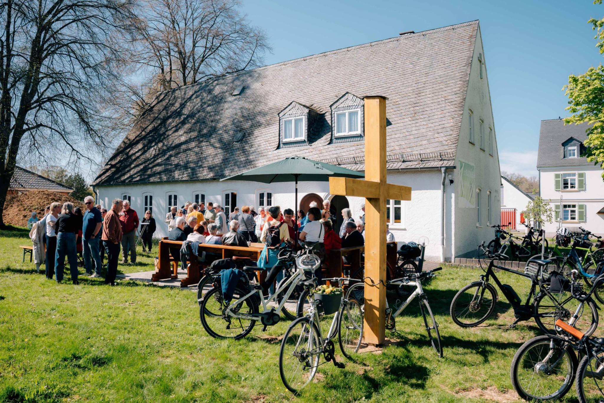 Zahlreiche Besucher geniesen die neue Sitzgelegenheit im Außengelände der KonRADWEG-Kirche