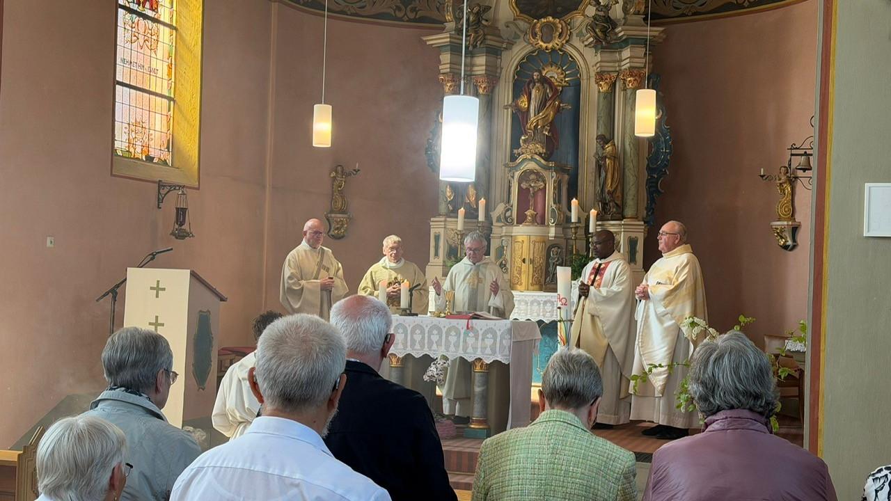 v.l.n.r. Diakon Clemens Fey, Pfarrer Benno Wiederstein, Dekan Lutz Schultz, Pater Kaycee, Pfarrer Schumacher