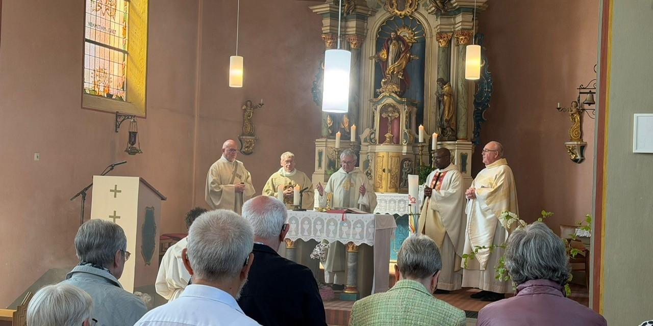 v.l.n.r. Diakon Clemens Fey, Pfarrer Benno Wiederstein, Dekan Lutz Schultz, Pater Kaycee, Pfarrer Schumacher